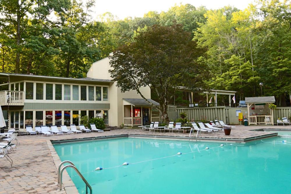 Three Bears Den, Hot Tub, Pool Table, Pool Access, 1089 Free Tickets Each Paid Day, Dollywood Inclu Villa Gatlinburg Room photo